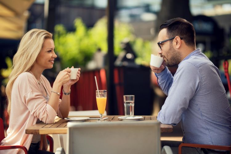 10 Body Language Signs a Woman Is Interested in You